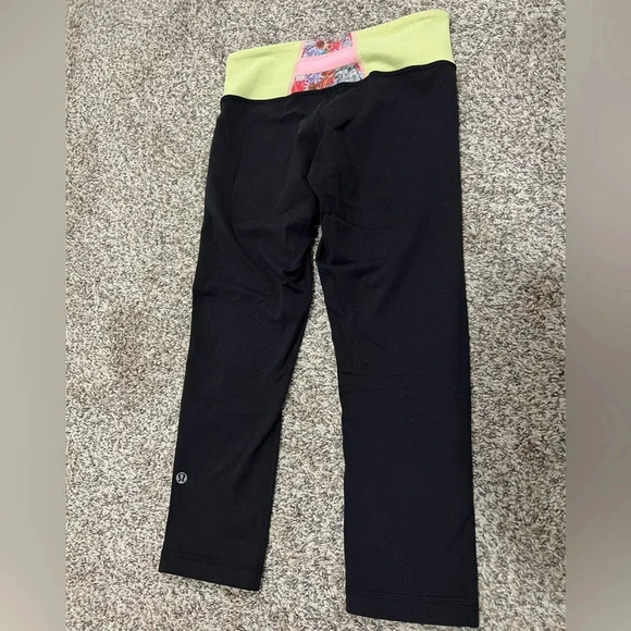 Lululemon Colorful Waistband cropped Leggings size 6 used condition reversible - Picture 6 of 7